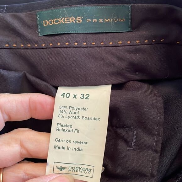 Dockers black polyester/wool/spandex pleat front cuff hem dress pants - Picture 6 of 7